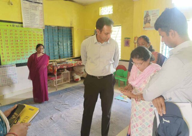 Betul Collector Inspection: गमछा बांध गांव में घूमे कलेक्टर, बच्चों के साथ फर्श पर बैठे, राशन दुकान में गड़बड़ी पर फ़ूड इंस्पेक्टर और प्रबंधक को नोटिस