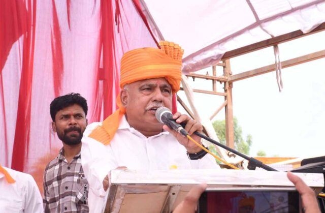 Betul Mass Marriage: बैतूल सामूहिक विवाह में व्यवस्था पर सवाल: नवविवाहित जमीन पर, VIP के लिए भोजन के अलग इंतजाम