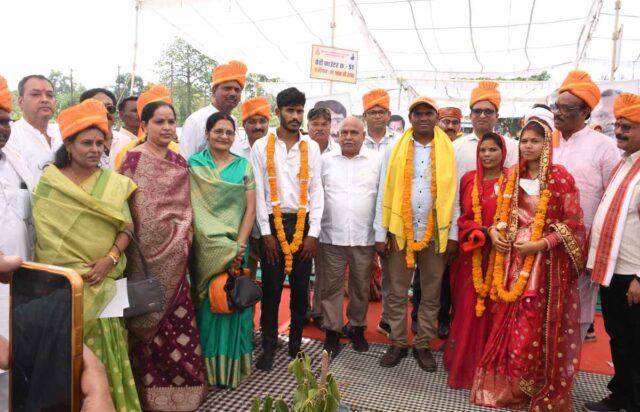 Betul Mass Marriage: बैतूल सामूहिक विवाह में व्यवस्था पर सवाल: नवविवाहित जमीन पर, VIP के लिए भोजन के अलग इंतजाम