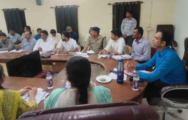 Betul Collector Inspection: मुलताई-प्रभात पट्टन में कलेक्टर की बड़ी कार्रवाई: अधूरे अमृत सरोवर पर नोटिस, 7 दिन में पेयजल सुधार के सख्त निर्देश