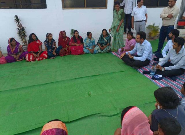 Betul Today News: शाहपुर दौरे में कलेक्टर सोनवणे सख्त, लंबित मामलों पर चेतावनी, सहायक आयुक्त से मांगा जवाब