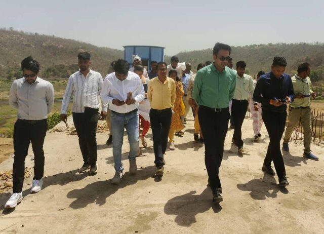 Mendha Irrigation Project Betul: मेंढा सिंचाई परियोजना पर कलेक्टर सख्त, मौके पर निरीक्षण कर दिए तेज काम के निर्देश