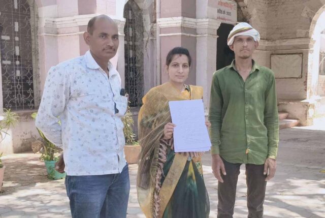 Crop Insurance Scam: फसल बीमा में घोटाले का आरोप: पूरा प्रीमियम लेने के बाद कम रकबा दर्ज, किसानों को भारी नुकसान