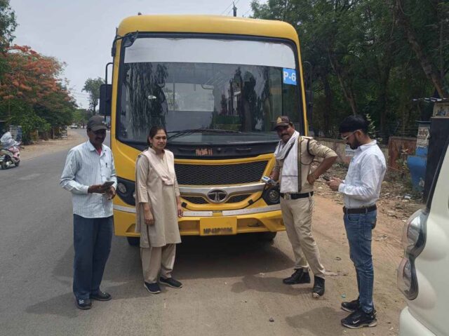 Betul School Vehicle Checking: बैतूल में स्कूल वाहनों पर बड़ी कार्रवाई, बिना परमिट दो जब्त, 20 पर जुर्माना
