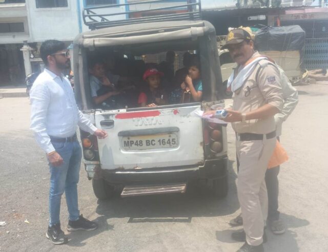 Transport Department Action: बिना परमिट-बीमा और फिटनेस के दौड़ रहा था वाहन, परिवहन विभाग की कार्रवाई में हुआ जब्त