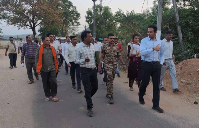 Bijadehi News: कलेक्टर ने बच्चों संग खेला वॉलीबॉल, स्मार्ट क्लास के नियमित संचालन नहीं होने पर जताई नाराजगी