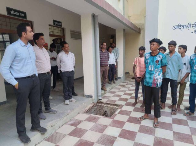 Bijadehi News: कलेक्टर ने बच्चों संग खेला वॉलीबॉल, स्मार्ट क्लास के नियमित संचालन नहीं होने पर जताई नाराजगी