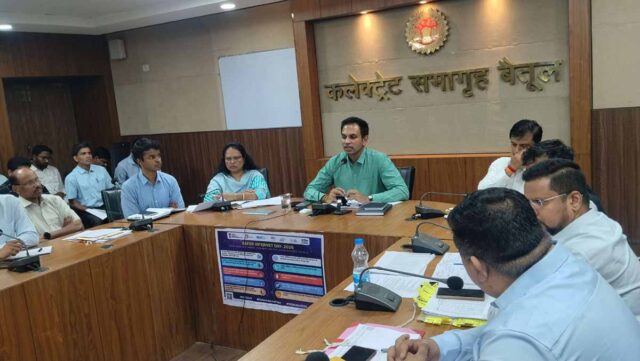 Betul Collector Meeting: बैतूल में सख्ती बढ़ी: पेयजल संकट पर फोकस, अवैध कॉलोनियों पर कलेक्टर का बड़ा एक्शन