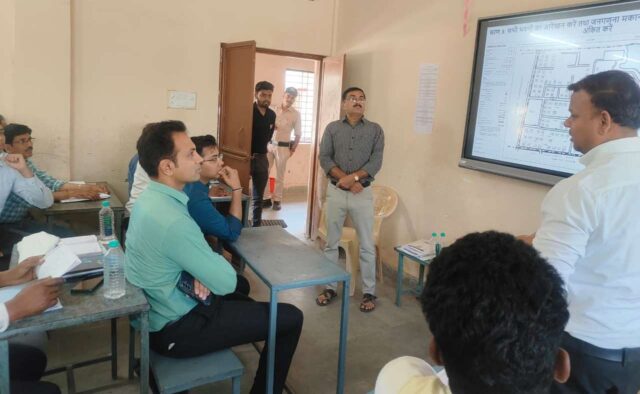 Betul Collector Inspection: भीमपुर में कलेक्टर का सख्त रुख, राजस्व प्रकरणों में देरी पर रीडर को नोटिस, गांव-गांव पहुंचकर व्यवस्थाओं की जांच