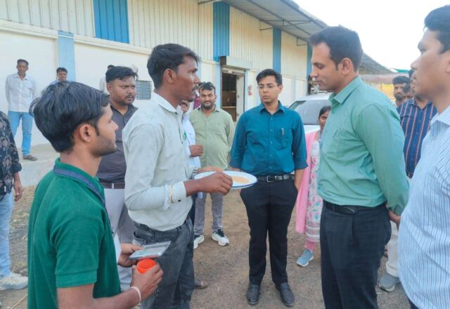 Betul Collector Inspection: भीमपुर में कलेक्टर का सख्त रुख, राजस्व प्रकरणों में देरी पर रीडर को नोटिस, गांव-गांव पहुंचकर व्यवस्थाओं की जांच