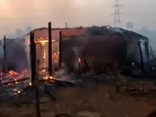 Betul Fire Incident: बैतूल के बर्राढाना में आग का तांडव, 10 घर जलकर खाक, कलेक्टर पहुंचे मौके पर