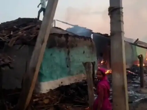 Betul Fire Incident: बैतूल के बर्राढाना में आग का तांडव, 10 घर जलकर खाक, कलेक्टर पहुंचे मौके पर