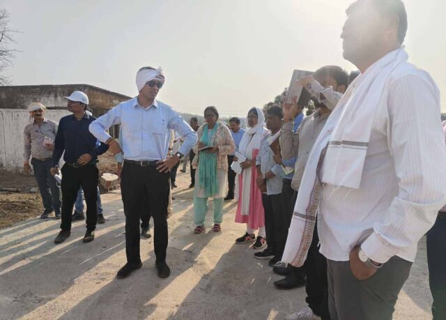 Betul Collector Action: बैतूल कलेक्टर का एक्शन मोड, सचिव निलंबित, वेतन वृद्धि रोकी और कई कर्मचारियों को थमाए नोटिस