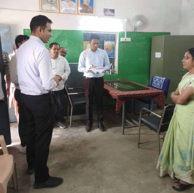 Betul Collector Action: राशन में गड़बड़ी, मजदूरी भुगतान में देरी… बैतूल कलेक्टर ने मौके पर लिया बड़ा एक्शन