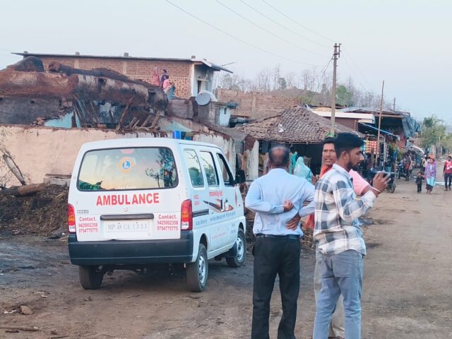 Barradhana Fire Relief Betul: बर्राढाना में आग से उजड़े घरों को संवारने चहुंओर से पहुंच रही मदद; जनप्रतिनिधि और संगठन भी आए आगे