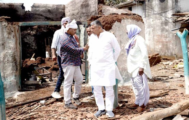 Barradhana Fire Relief Betul: बर्राढाना में आग से उजड़े घरों को संवारने चहुंओर से पहुंच रही मदद; जनप्रतिनिधि और संगठन भी आए आगे