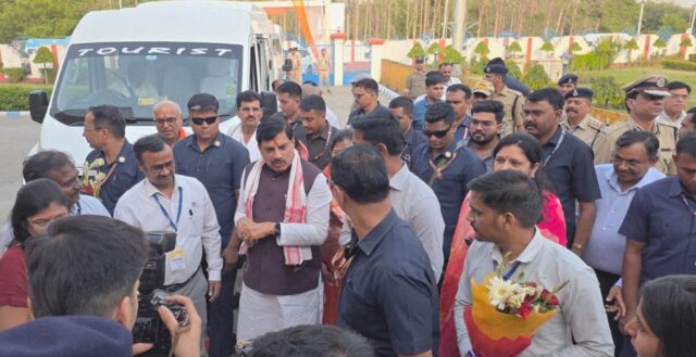 Mohan Yadav Singrauli Visit: सिंगरौली में सीएम मोहन यादव ने छोड़ा कारकेड, टूरिस्ट बस से पहुंचे कार्यक्रम स्थल