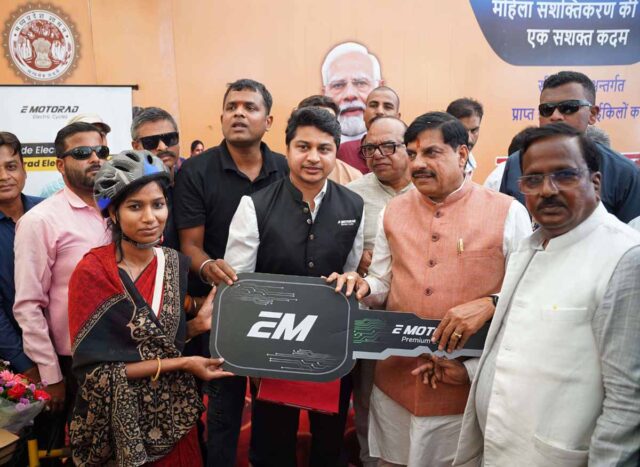 Free E-Cycle Distribution: सीएम डॉ. यादव ने बहनों को फ्री में बांटी ई-साइकिलें, बोले- वैश्विक संकट में दौर में ईवी सबसे अच्छा विकल्प