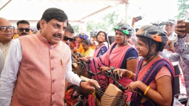 Free E-Cycle Distribution: सीएम डॉ. यादव ने बहनों को फ्री में बांटी ई-साइकिलें, बोले- वैश्विक संकट में दौर में ईवी सबसे अच्छा विकल्प