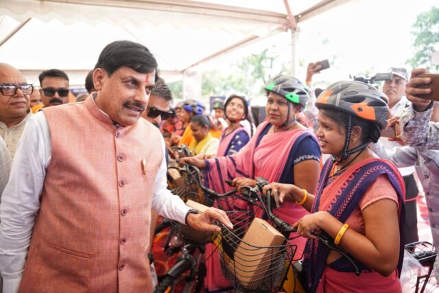 Free E-Cycle Distribution: सीएम डॉ. यादव ने बहनों को फ्री में बांटी ई-साइकिलें, बोले- वैश्विक संकट में दौर में ईवी सबसे अच्छा विकल्प