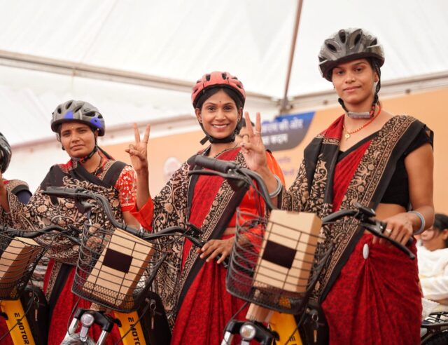 Free E-Cycle Distribution: सीएम डॉ. यादव ने बहनों को फ्री में बांटी ई-साइकिलें, बोले- वैश्विक संकट में दौर में ईवी सबसे अच्छा विकल्प