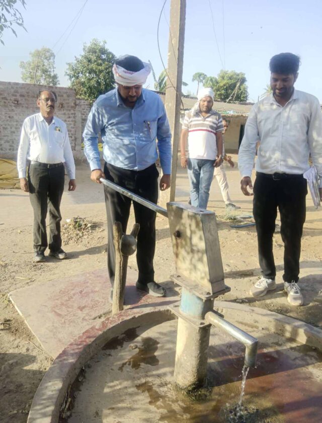 Water Supply Review: हैंडपंप और नल-जल योजनाओं का निरीक्षण, एसडीएम बोले- लापरवाही नहीं होगी बर्दाश्त