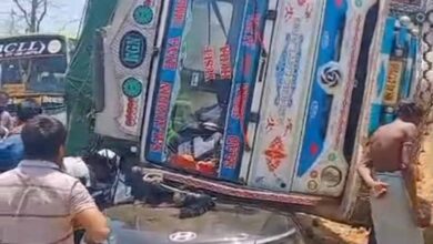 Betul Highway Accident: बैतूल में हाईवे पर बड़ा हादसा, कार पर पलटा आम से भरा ट्रक, भीतर सवार थे दो युवक