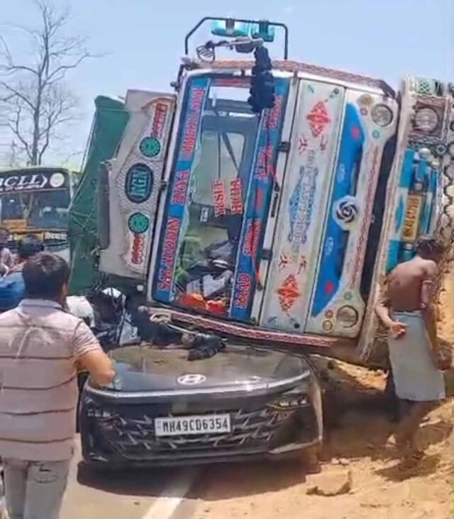 Betul Highway Accident: बैतूल में हाईवे पर बड़ा हादसा, कार पर पलटा आम से भरा ट्रक, भीतर सवार थे दो युवक