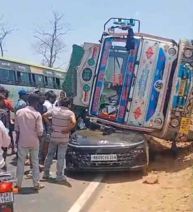 Betul Highway Accident: बैतूल में हाईवे पर बड़ा हादसा, कार पर पलटा आम से भरा ट्रक, भीतर सवार थे दो युवक
