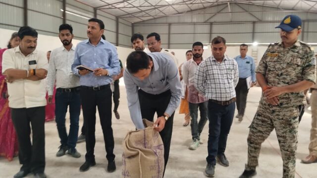 Betul Collector Inspection: आमला दौरे पर कलेक्टर डॉ. सोनवणे की सख्ती, सफाई नहीं होने पर स्वच्छता निरीक्षक को नोटिस