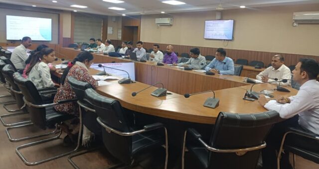 Betul Collector Meeting: बैतूल में कलेक्टर का सख्त रवैया: लापरवाही पर होगा जुर्माना, बिना अनुमति मुख्यालय छोड़ा तो कार्रवाई तय