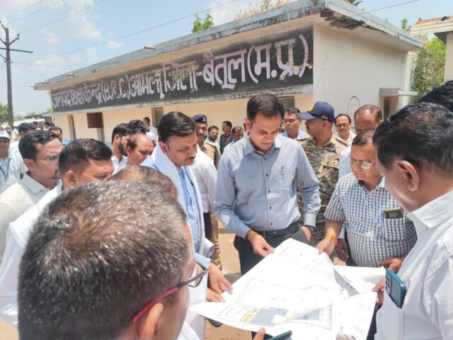 Betul Collector Inspection: आमला दौरे पर कलेक्टर डॉ. सोनवणे की सख्ती, सफाई नहीं होने पर स्वच्छता निरीक्षक को नोटिस