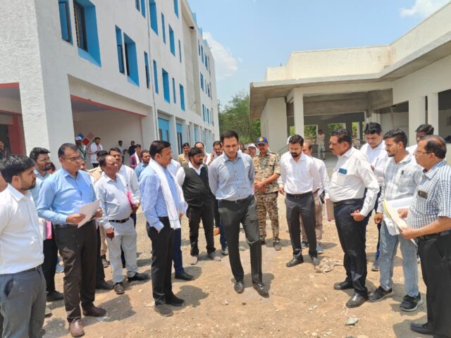 Betul Collector Inspection: आमला दौरे पर कलेक्टर डॉ. सोनवणे की सख्ती, सफाई नहीं होने पर स्वच्छता निरीक्षक को नोटिस