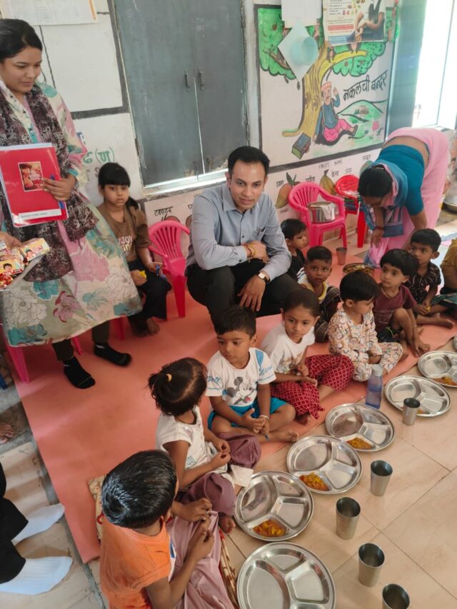 Betul Collector Inspection: आमला दौरे पर कलेक्टर डॉ. सोनवणे की सख्ती, सफाई नहीं होने पर स्वच्छता निरीक्षक को नोटिस