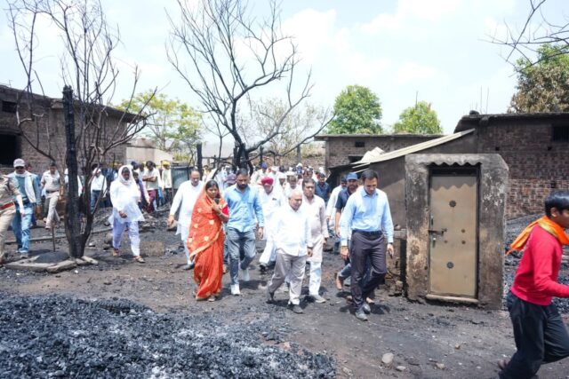 Barradhana Fire Relief Betul: बर्राढाना में आग से उजड़े घरों को संवारने चहुंओर से पहुंच रही मदद; जनप्रतिनिधि और संगठन भी आए आगे