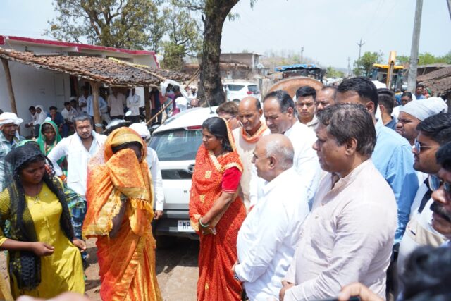 Barradhana Fire Relief Betul: बर्राढाना में आग से उजड़े घरों को संवारने चहुंओर से पहुंच रही मदद; जनप्रतिनिधि और संगठन भी आए आगे