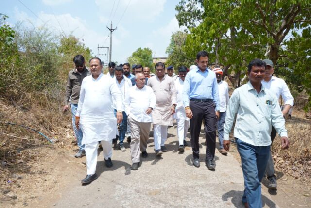 Barradhana Fire Relief Betul: बर्राढाना में आग से उजड़े घरों को संवारने चहुंओर से पहुंच रही मदद; जनप्रतिनिधि और संगठन भी आए आगे
