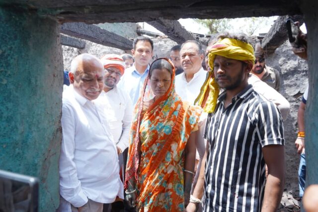 Barradhana Fire Relief Betul: बर्राढाना में आग से उजड़े घरों को संवारने चहुंओर से पहुंच रही मदद; जनप्रतिनिधि और संगठन भी आए आगे