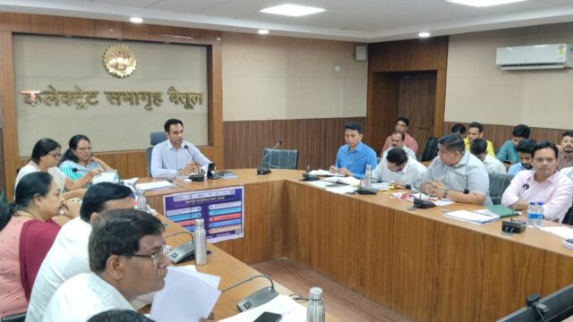 Betul Collector Meeting: बैतूल में अफसरों की क्लास, संबल योजना में कम प्रोग्रेस पर सीईओ को नोटिस, नॉन-अटेंड शिकायतों पर जुर्माना 
