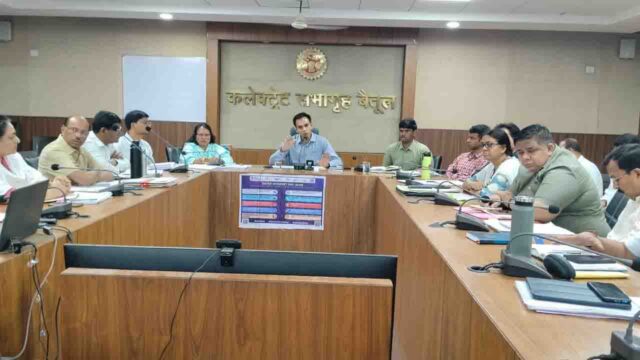 Betul Collector Action: लापरवाही पर चला कलेक्टर का डंडा, सीईओ पर कार्रवाई और समन्वयकों की सेवा समाप्त करने के निर्देश