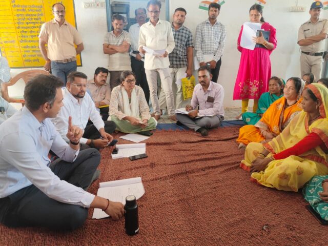 Betul Development Inspection: बैतूल में कलेक्टर का बड़ा एक्शन: जर्जर सड़क और घटिया निर्माण पर होगी वसूली, अधिकारियों पर गिरी गाज