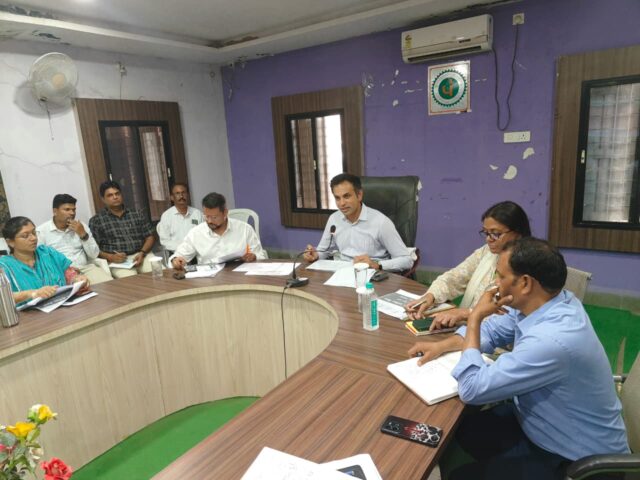 Betul Development Inspection: बैतूल में कलेक्टर का बड़ा एक्शन: जर्जर सड़क और घटिया निर्माण पर होगी वसूली, अधिकारियों पर गिरी गाज