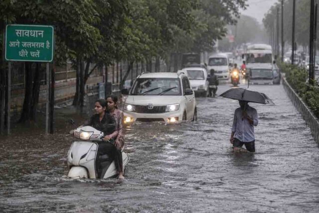 MP Monsoon Alert: मध्य प्रदेश में मौसम का रेड अलर्ट, कई जिलों में मूसलाधार बारिश की चेतावनी, बिजली गिरने और बाढ़ का खतरा