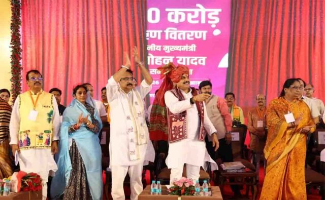 CM Mohan Yadav: सीएम मोहन यादव ने खोला विकास का पिटारा, 300 करोड़ का ऋण और 283 करोड़ के विकास कार्यों की सौगात