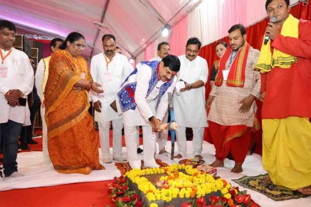 CM Mohan Yadav: सीएम मोहन यादव ने खोला विकास का पिटारा, 300 करोड़ का ऋण और 283 करोड़ के विकास कार्यों की सौगात