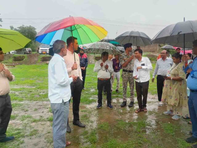 Betul Collector Action: बाइक पर गांव पहुंचे कलेक्टर, 3 साल से गायब शिक्षक पर टर्मिनेशन, सचिव निलंबित और रोजगार सहायक की सेवा समाप्त