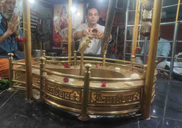 Betul Collector Action: बाइक पर गांव पहुंचे कलेक्टर, 3 साल से गायब शिक्षक पर टर्मिनेशन, सचिव निलंबित और रोजगार सहायक की सेवा समाप्त