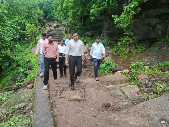 Betul Collector Action: बाइक पर गांव पहुंचे कलेक्टर, 3 साल से गायब शिक्षक पर टर्मिनेशन, सचिव निलंबित और रोजगार सहायक की सेवा समाप्त