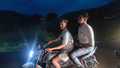 Betul Collector Action: बाइक पर गांव पहुंचे कलेक्टर, 3 साल से गायब शिक्षक पर टर्मिनेशन, सचिव निलंबित और रोजगार सहायक की सेवा समाप्त