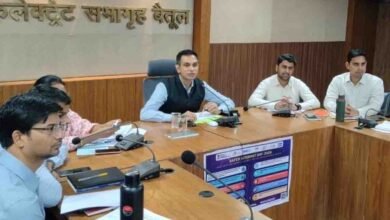 Betul CM Helpline: सीएम हेल्पलाइन शिकायतों में लापरवाही बर्दाश्त नहीं: बैतूल कलेक्टर ने दो EE, श्रम अधिकारी और DPC को थमाया नोटिस